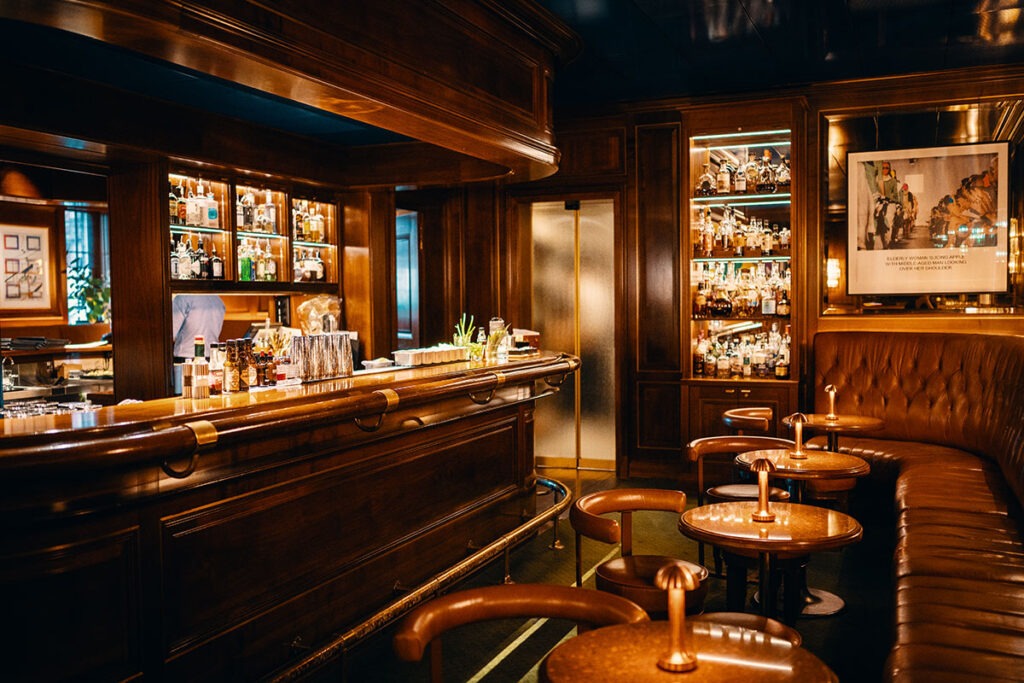 Tichá atmosféra restaurace během večera